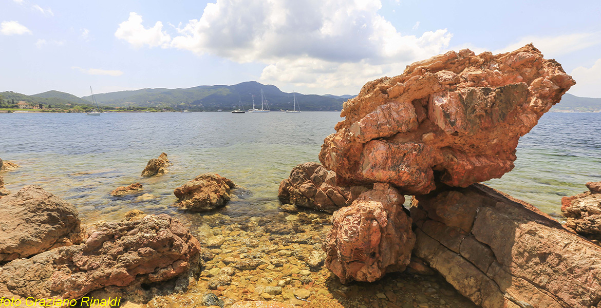 Spiagge Isola d'Elba Spiaggia Ottonella massi di calcare rosa su mare