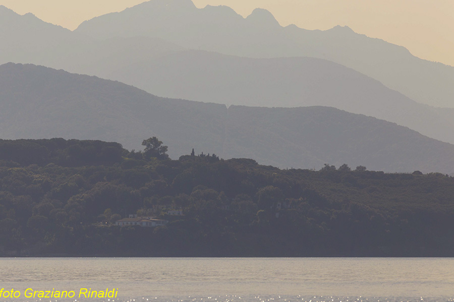 Spiagge Isola d'Elba Spiaggia Ottonella profili colline e monte Capanne