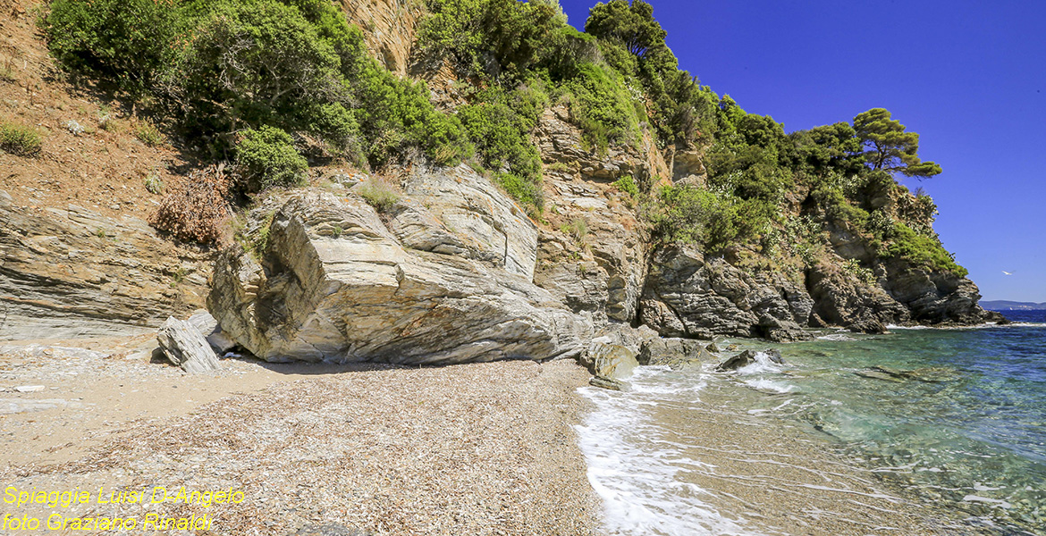 Spiagge isola d'Elba_Luisi D'Angelo_Rio Marina_blocco roccia su spiaggia