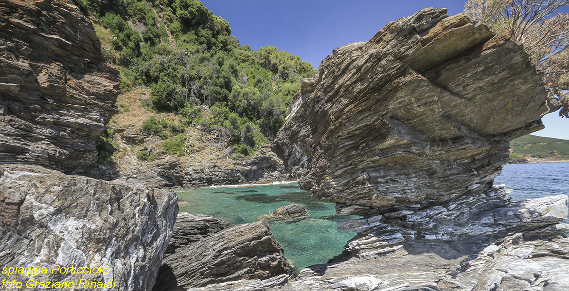 Spiagge isola d'Elba_Luisi D'Angelo_Rio Marina_fungo di roccia sulla scogliera