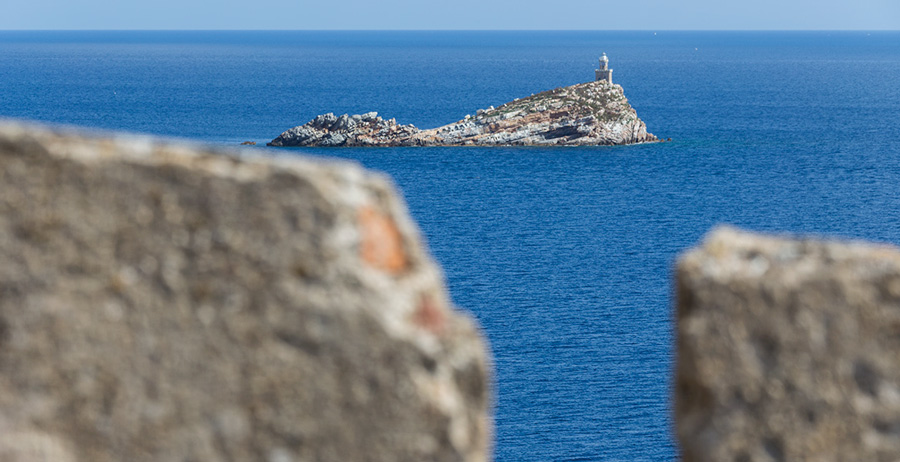 scoglietto visto dalle fortezze di portoferraio