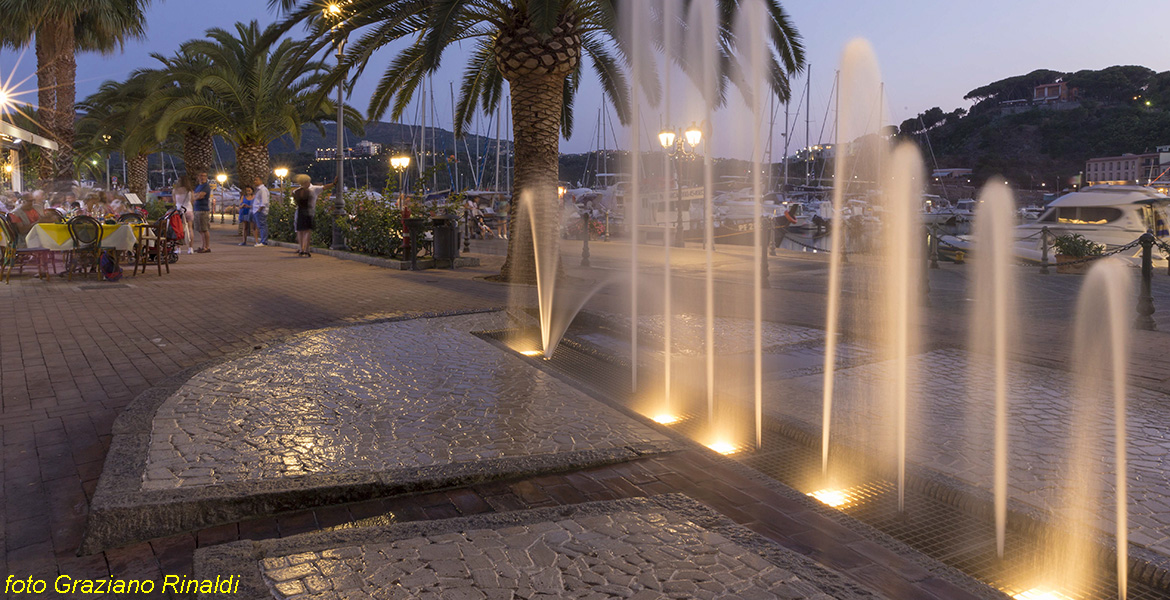 Porto Azzurro Isola d'Elba - Fontane illuminate