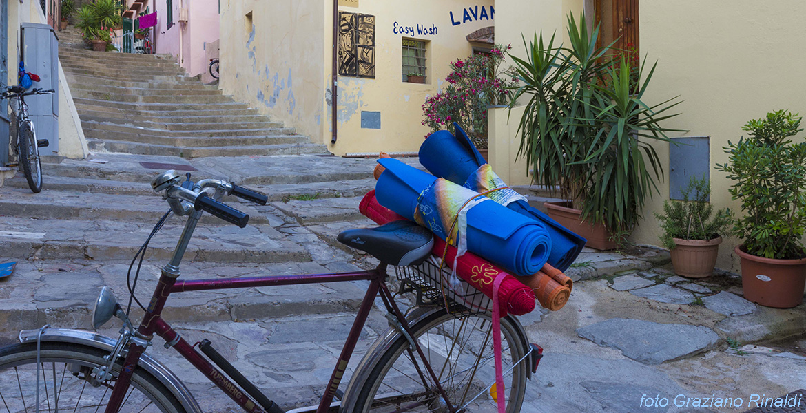 Porto Azzurro Isola d'Elba - i vicoli con bici