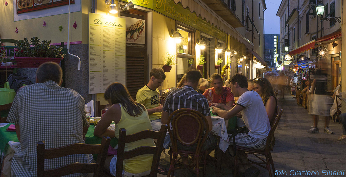 Porto Azzurro Isola d'Elba - ristoranti per le vie del centro