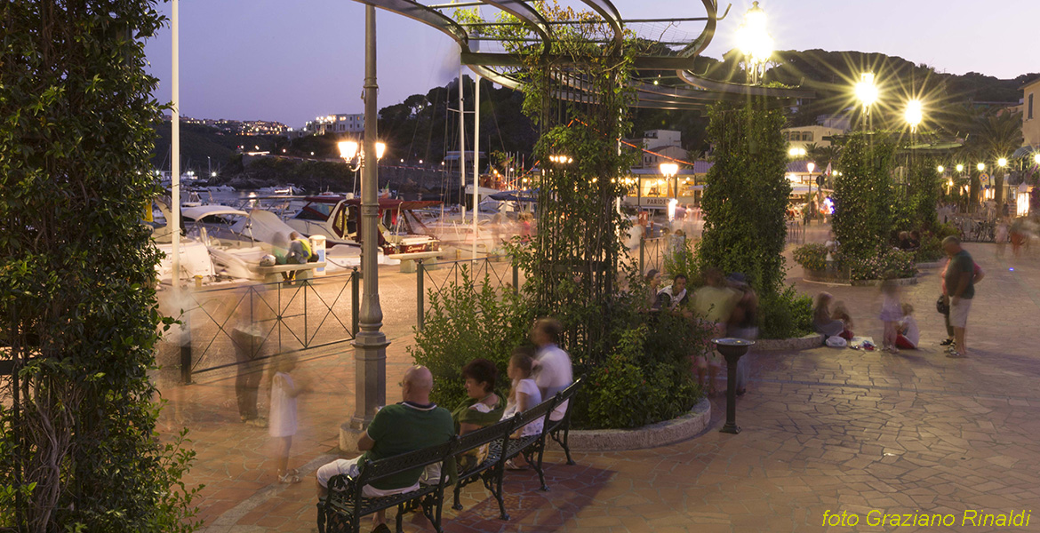 Porto Azzurro Isola d'Elba - panchine in piazza la sera