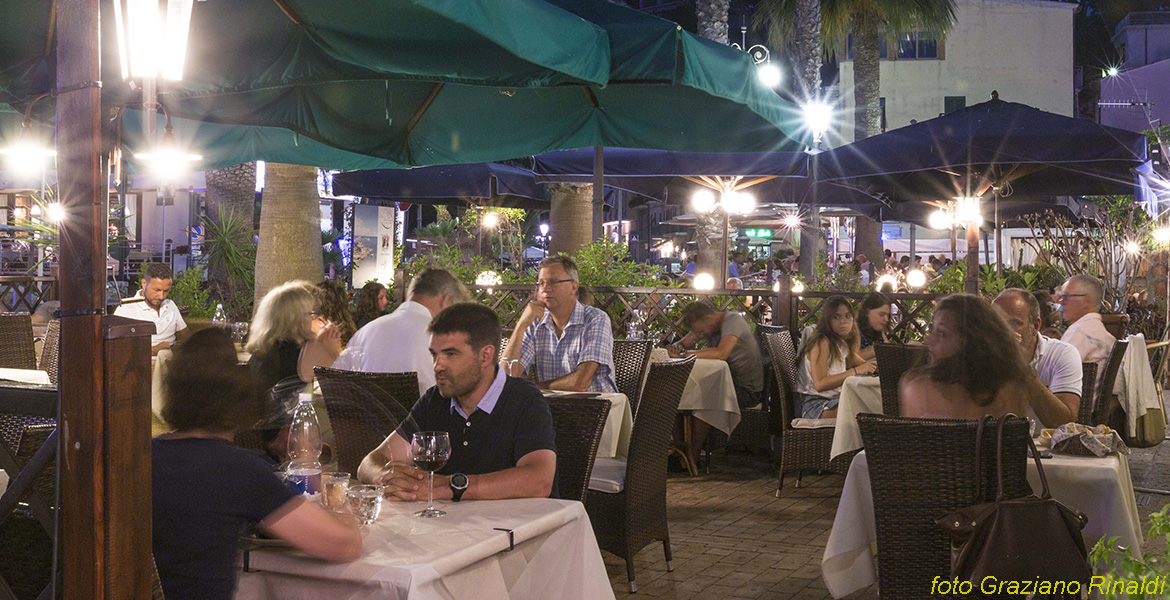 Porto Azzurro Isola d'Elba - ristorante per le vie del paese