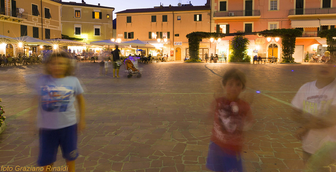 Porto Azzurro Isola d'Elba - bambini che giocano in piazza