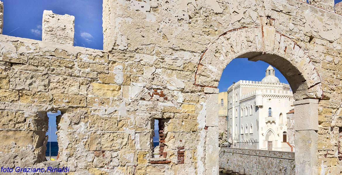 Marina di Campo Isola di Pianosa_ accesso al porticciolo