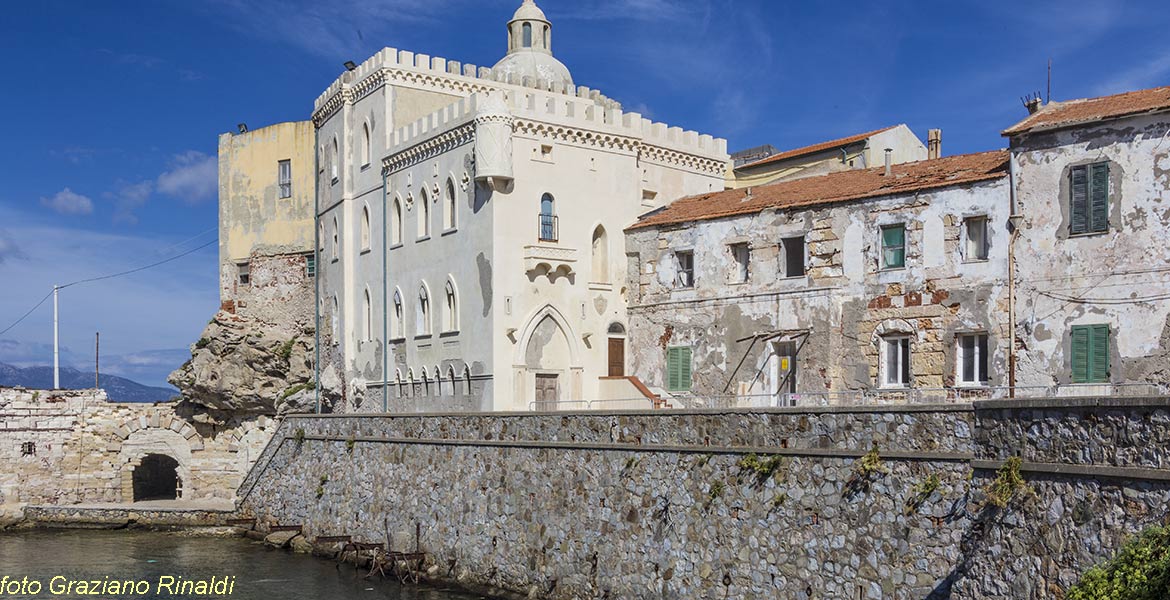 Marina di Campo Isola di Pianosa_il paese dal porticciolo