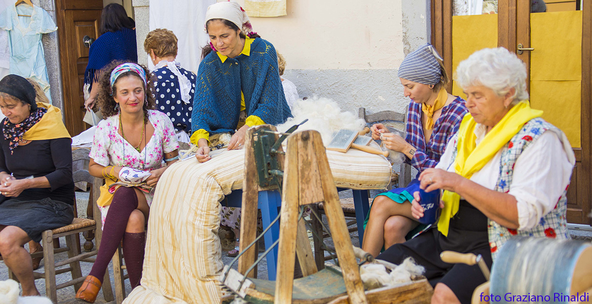 Capoliveri isola d'Elba_Festa dell'uva_donne e materassi