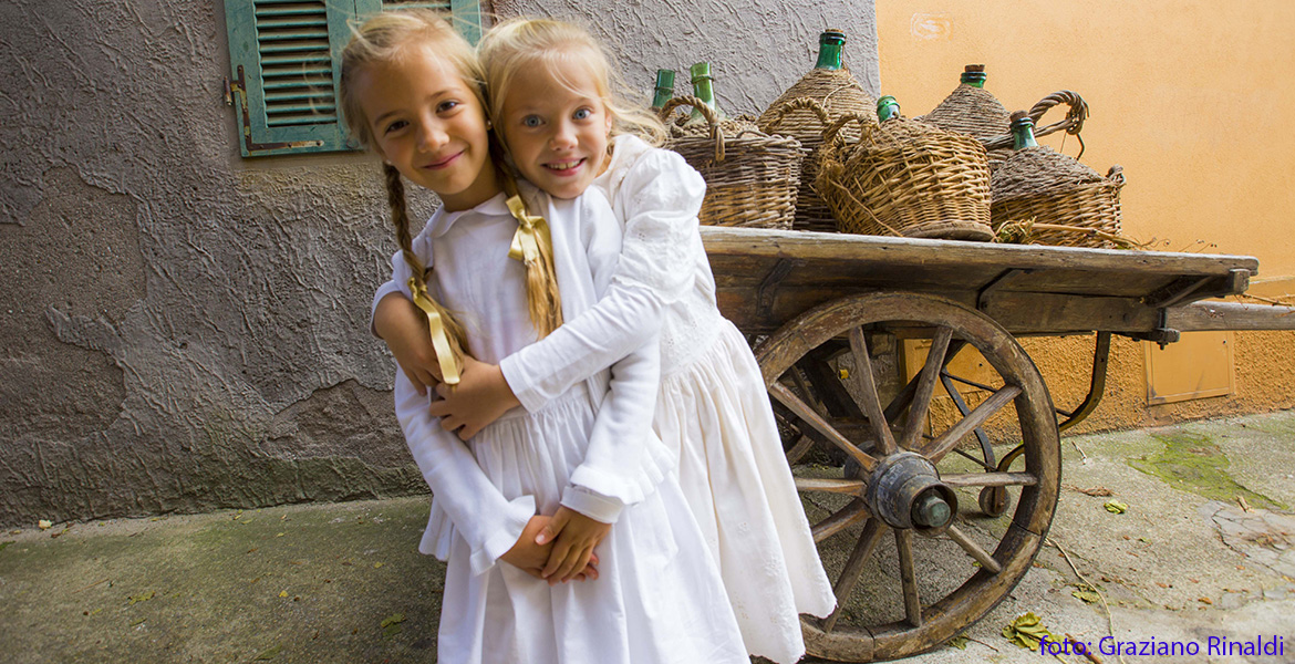 Capoliveri isola d'Elba_Festa dell'uva_bambine e carro con damigiane