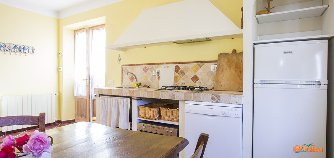 Marina di Campo, Elba Island, single family home, a kitchenette with dining table