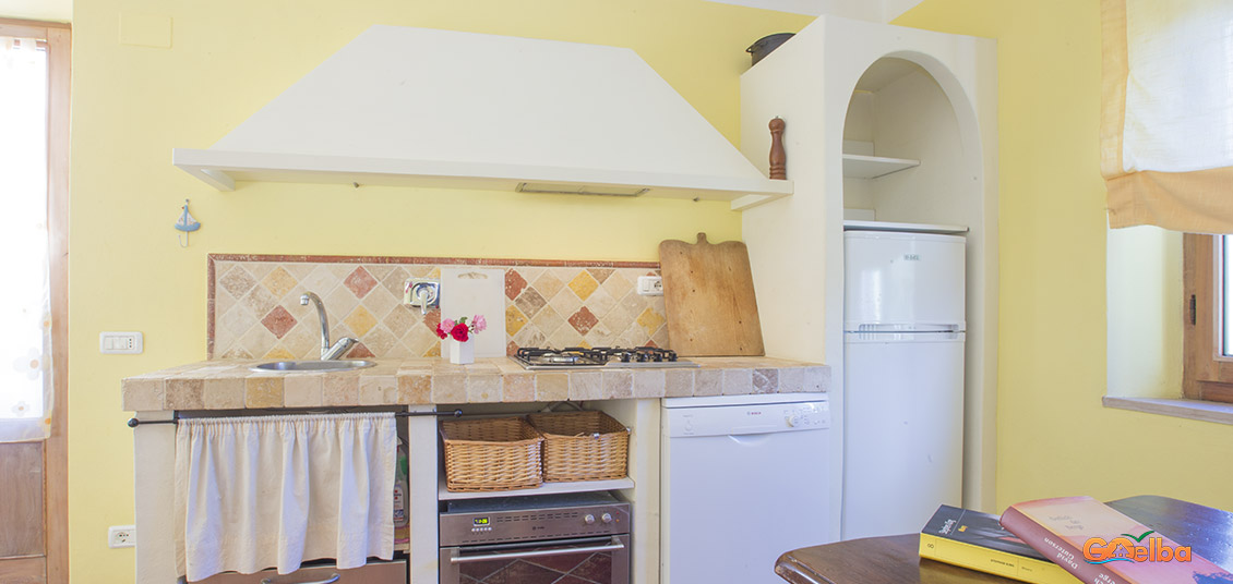Marina di Campo, Elba, Einfamilienhaus, eine KÃ¼chenzeile mit KÃ¼hlschrank