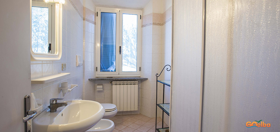 Annarita apartments Marina di Campo Bathroom with windows