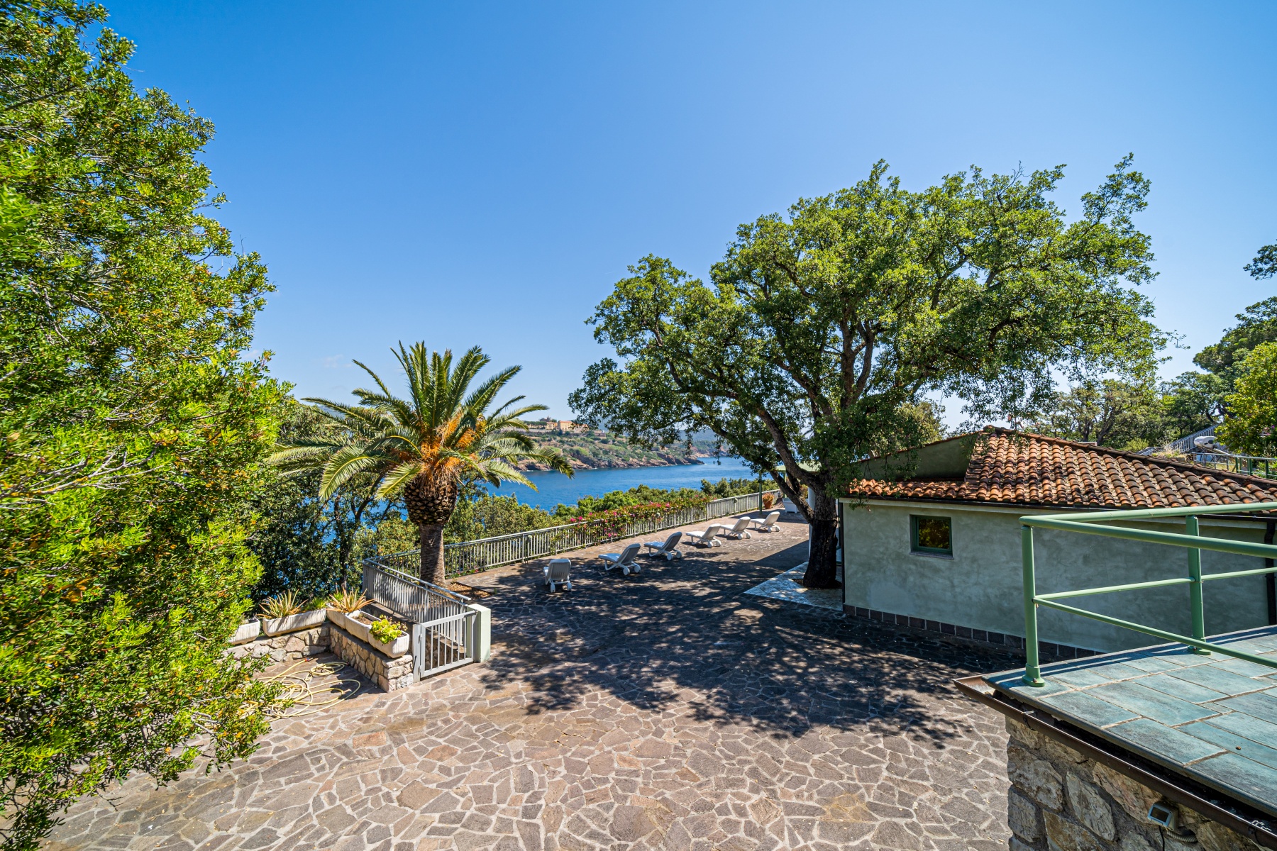 Photo  A villa on the sea